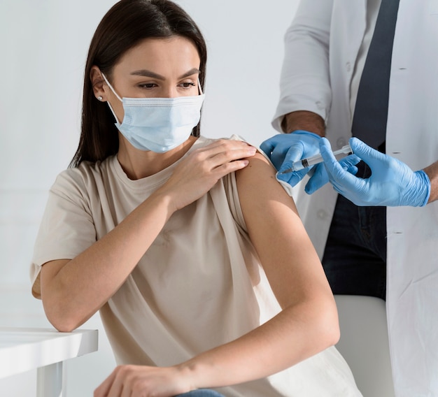 Femme brune se faire vacciner par un médecin