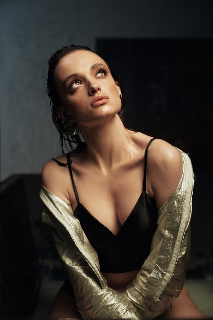 Photo gratuit femme brune sexy posant dans le bain