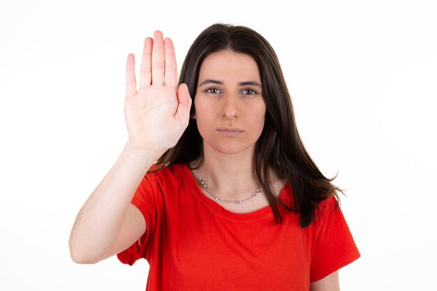 Femme brune triste avec ses mains signalant d'arrêter la violence domestique
