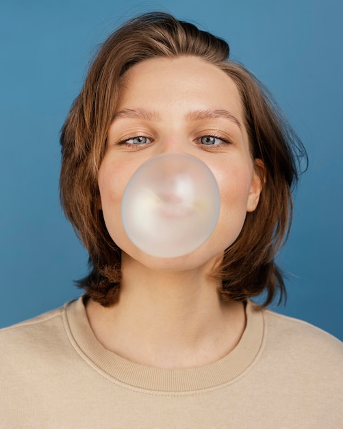 Femme avec bubble-gume