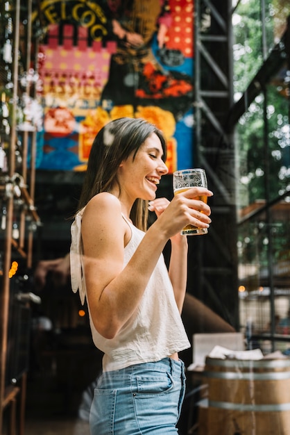 Photo gratuite femme buvant de la bière