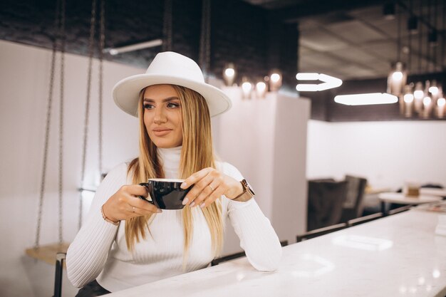 Femme buvant du café dans un café