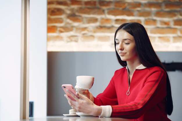 Femme buvant du café le matin au restaurant