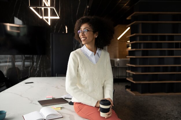 Femme buvant du café tout en travaillant