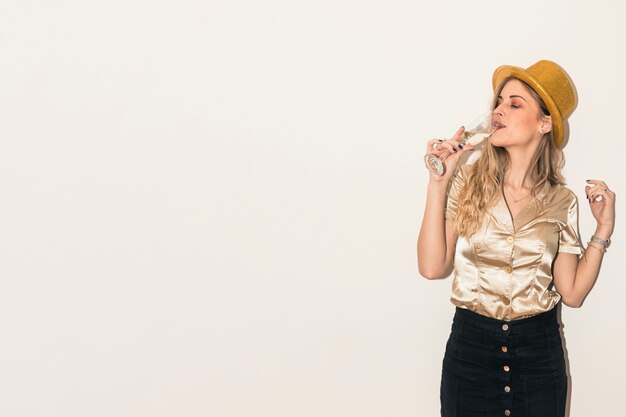 Femme buvant du champagne dans un verre