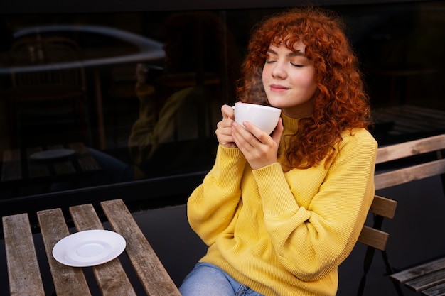 Femme buvant du chocolat chaud au café