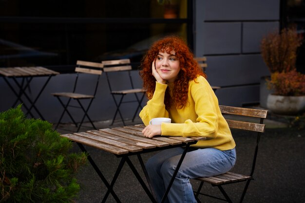 Femme buvant du chocolat chaud au café