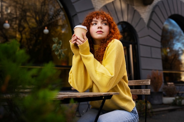 Photo gratuite femme buvant du chocolat chaud au café