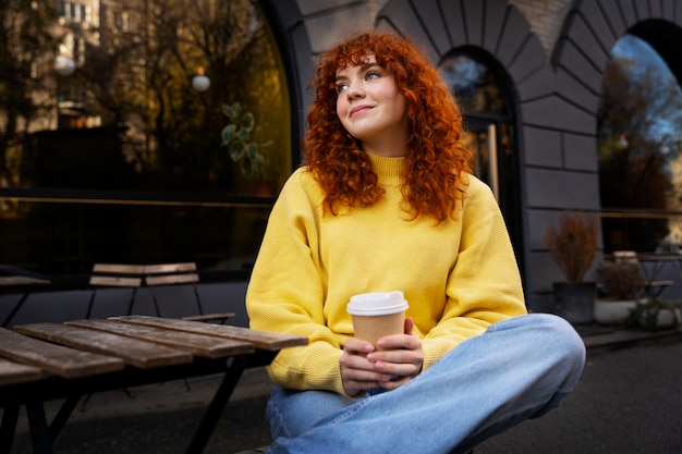 Femme buvant du chocolat chaud au café