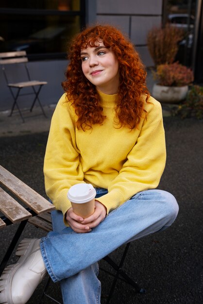 Femme buvant du chocolat chaud au café