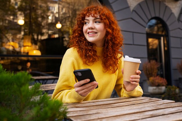 Femme buvant du chocolat chaud au café