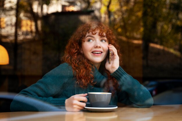 Femme buvant du chocolat chaud au café