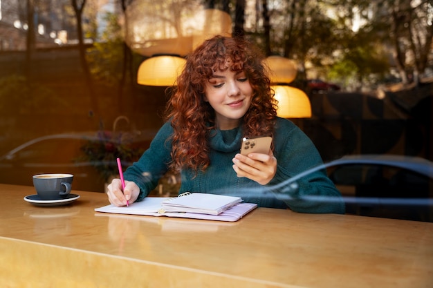 Femme buvant du chocolat chaud au café