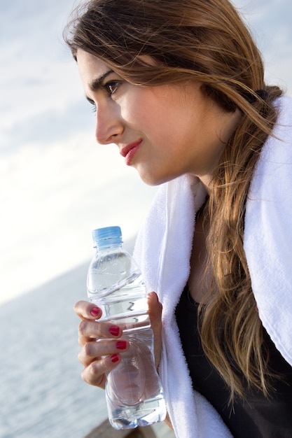 Photo gratuite femme buvant de l'eau après les activités sportives