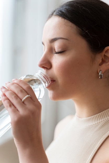 Femme buvant de l'eau après l'exercice