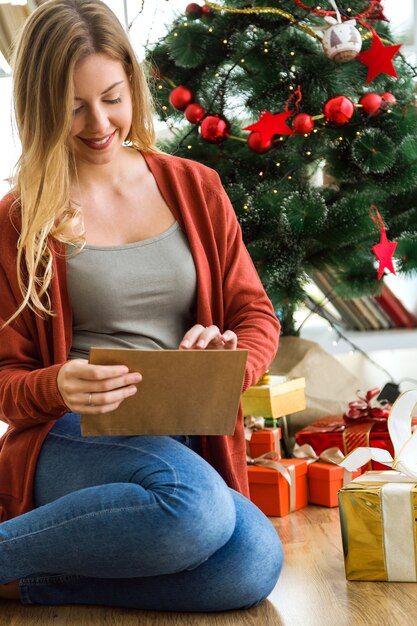 Femme avec un cadeau dans les mains