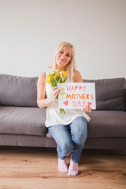 Femme avec les cadeaux de sa mère