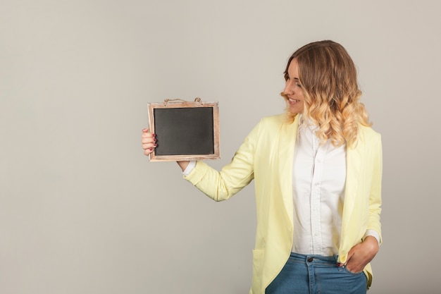 Femme avec cadre en main