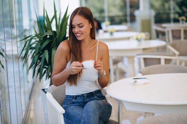 Femme, café, boire thé, utilisation, téléphone