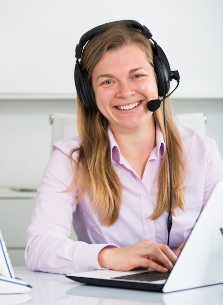 Femme en call center