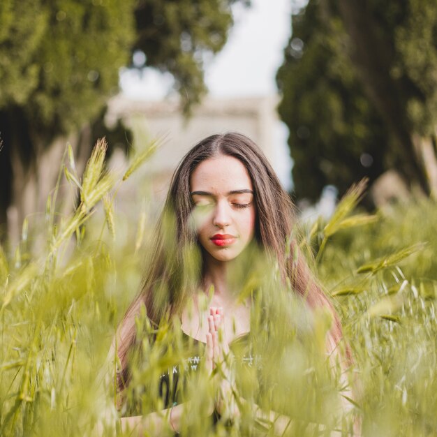 Femme calme dans l&#39;herbe