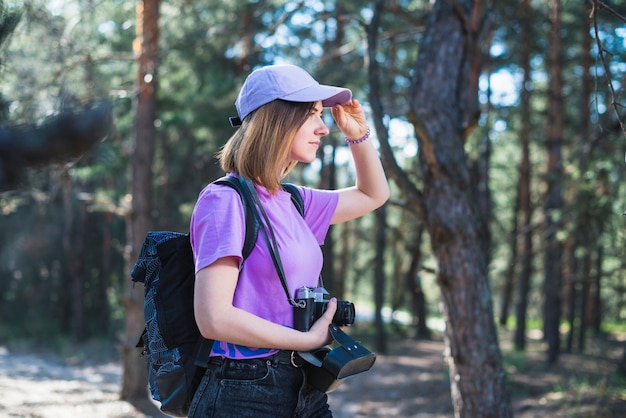 Femme avec caméra regardant la distance