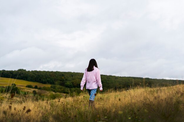 Femme à la campagne plein coup