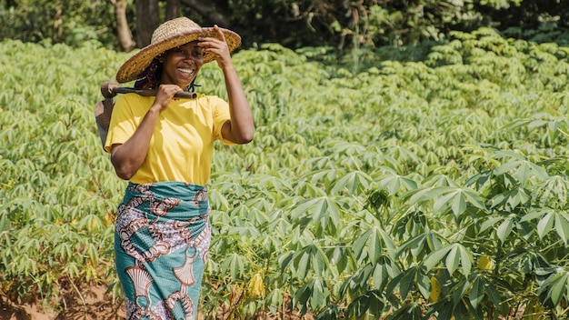 Femme de la campagne sur le terrain