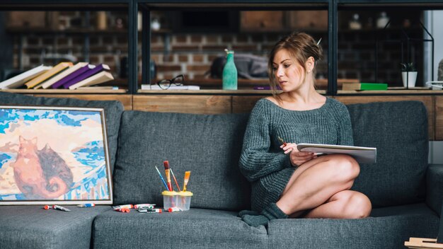 Femme sur le canapé avec peinture