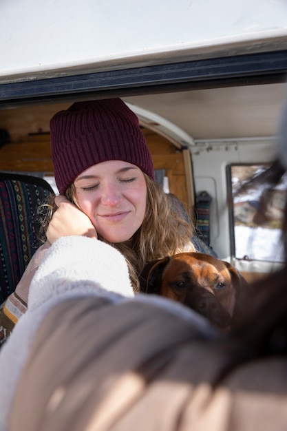 Femme Caressant La Joue De Son Amant Pendant Le Voyage D'hiver