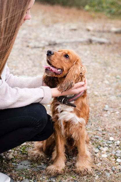 Femme, caresser, adorable, chien