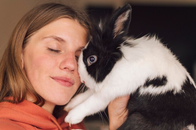 Femme caresser adorable lapin