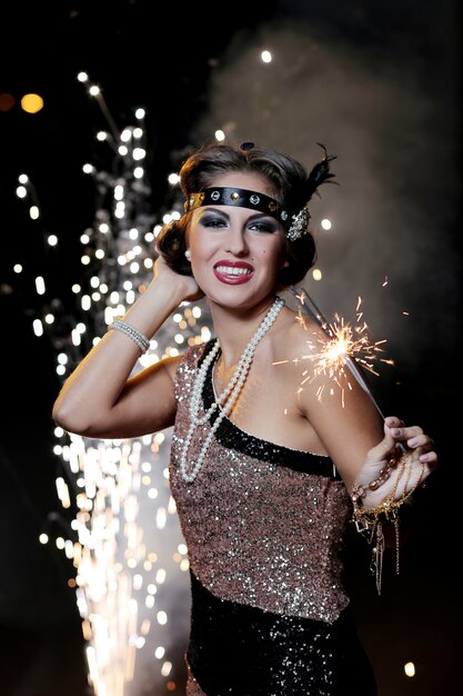 femme carnaval mignonne et heureuse