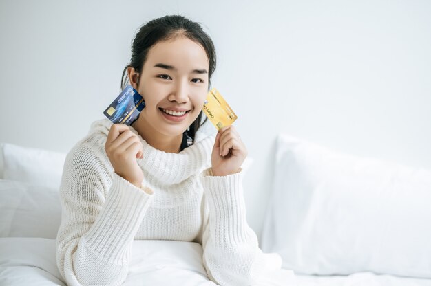 Une femme avec une carte de crédit.