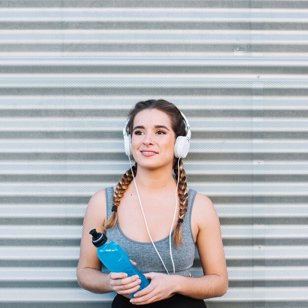 Femme avec un casque et une boisson