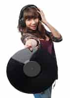 Photo gratuite femme avec un casque montrant un disque vinyle