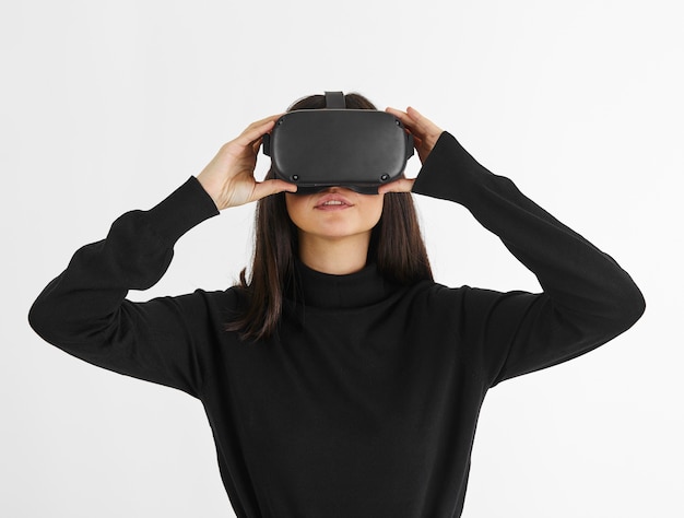 Photo gratuite femme avec casque de réalité virtuelle
