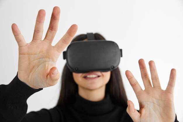 Femme avec casque de réalité virtuelle