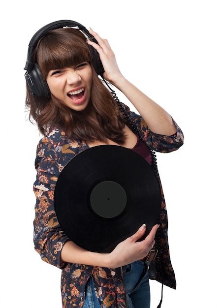 Photo gratuite femme avec un casque tenant un disque vinyle