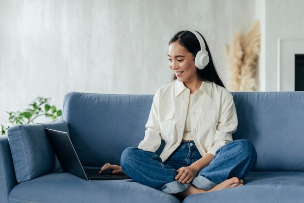 Femme avec un casque vlog sur un ordinateur portable