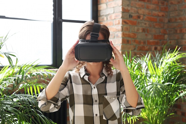 Femme avec casque VR