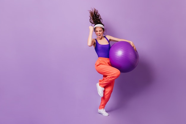 Femme En Casquette De Sport Et Haut Lumineux Se Réjouit De La Victoire