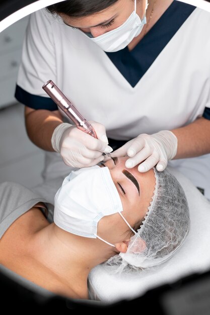 Femme caucasienne passant par un traitement de microblading