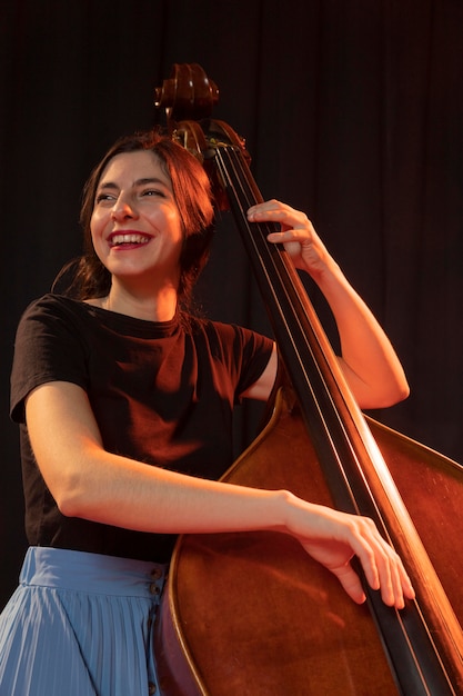 Femme célébrant l'événement de la journée du jazz