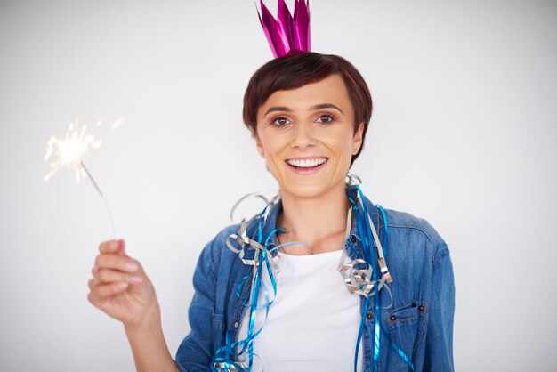 Femme célébrant le nouvel an avec un cierge magique