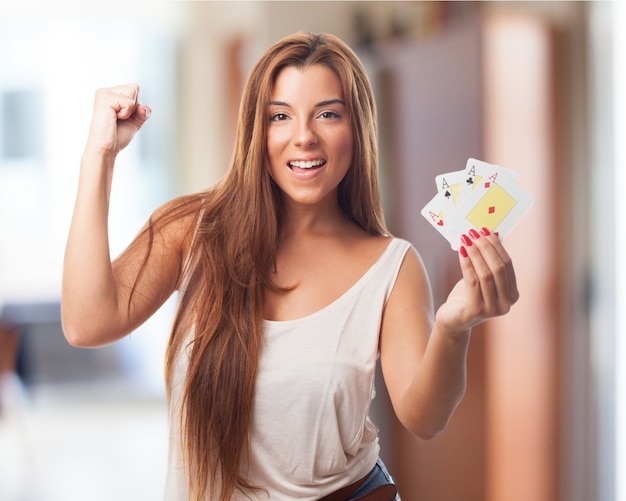 Femme célébrer les bonnes cartes au poker