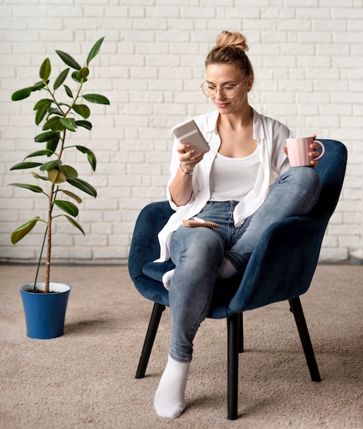 Femme, chaise, vérification, mobile