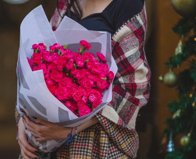 Femme, châle, épaules, tenue, rose, bouquet, oeillets