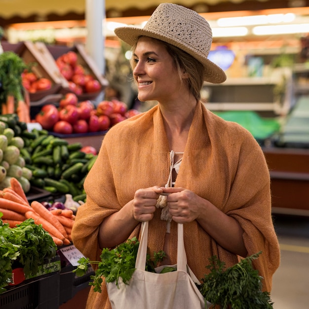 Photo gratuite femme avec chapeau d'été sur la place du marché