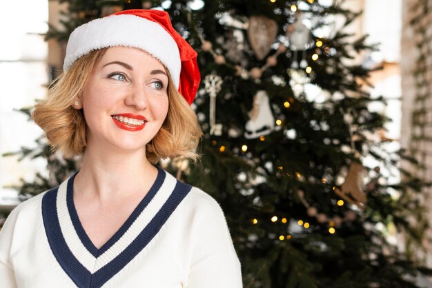 Femme, à, chapeau père noël, regarder loin